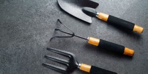 Quels sont les outils essentiels pour un jardinier débutant ?